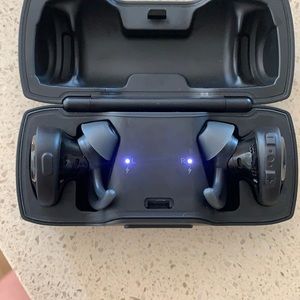 Bose wireless headphones in self charging case